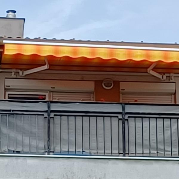 Könyökkaros napellenző